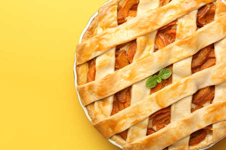 Tasty peach pie on color backgroundの写真素材