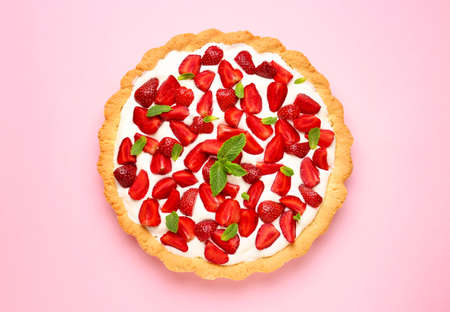 Tasty strawberry cake on color backgroundの写真素材