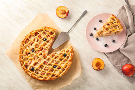 Tasty apple pie on light backgroundの写真素材