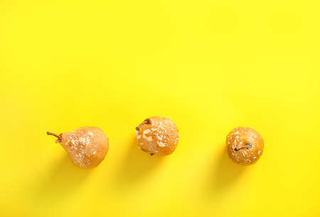 Tasty cooked pears on color backgroundの写真素材