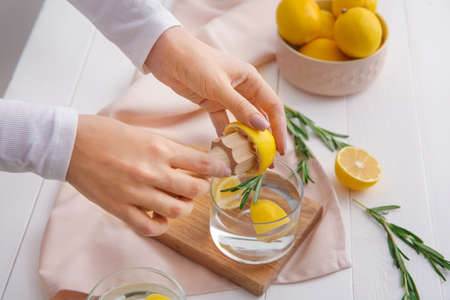 Woman making fresh lemonade in kitchenの写真素材
