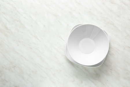 Empty plates on light backgroundの写真素材