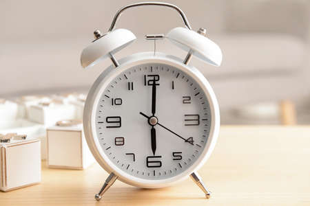 Alarm clock on table in roomの写真素材