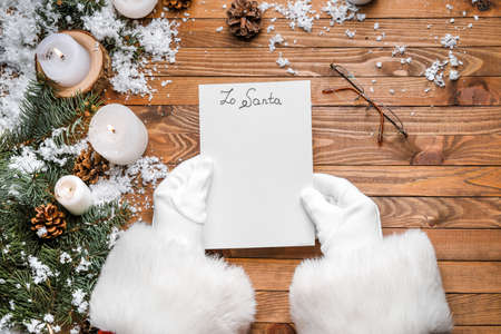 Santa Claus with empty letter on wooden backgroundの写真素材