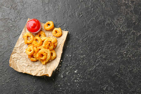 Crispy fried onion rings and sauce on tableの写真素材