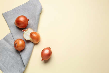 Fresh raw onion on color backgroundの写真素材