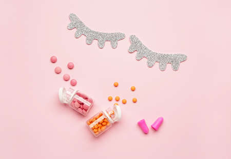 Composition with sleeping pills on color backgroundの写真素材