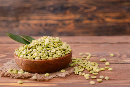 Plate with green coffee beans on tableの写真素材