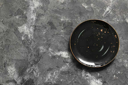 Clean plate on grunge backgroundの写真素材
