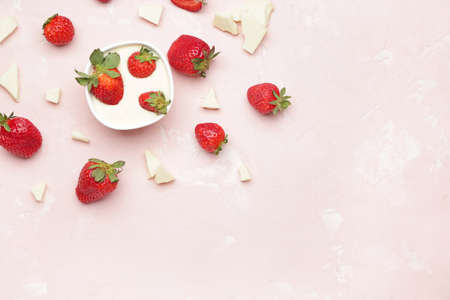 Bowl with tasty strawberry and melted chocolate on color backgroundの写真素材