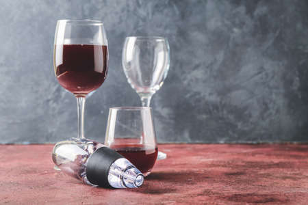 Aerator and glasses of wine on tableの写真素材