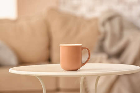 Empty cup on table in roomの写真素材