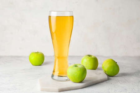Glass of apple cider on light backgroundの写真素材