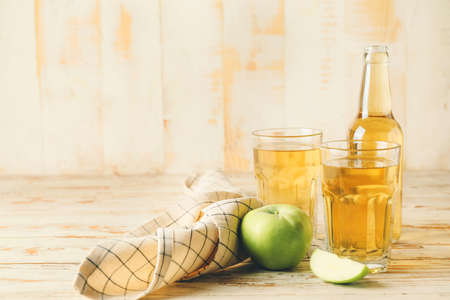 Glassware of fresh apple cider on tableの写真素材