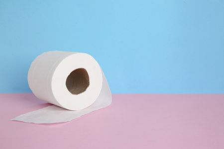 Roll of toilet paper on color backgroundの写真素材
