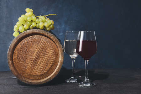 Wooden barrel and glasses of wine on tableの写真素材
