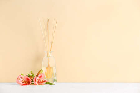Reed diffuser and flowers on tableの写真素材