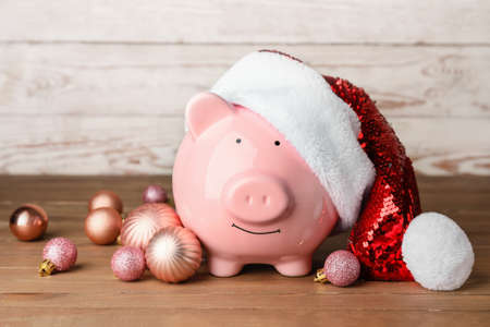 Piggy bank and Christmas decor on tableの写真素材