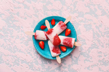 Plate with tasty strawberry ice cream on color backgroundの写真素材