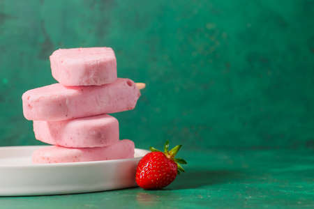 Plate with tasty strawberry ice cream on color backgroundの写真素材