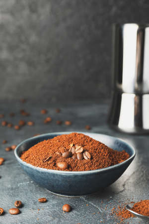 Bowl with coffee powder on tableの写真素材