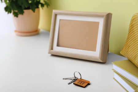 Keys from house on table in roomの写真素材