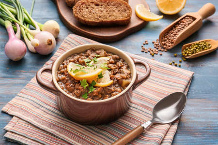 Pot of tasty lentils soup on tableの写真素材