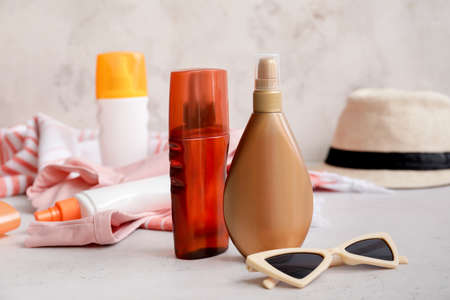 Bottles of sunscreen with sunglasses on tableの写真素材