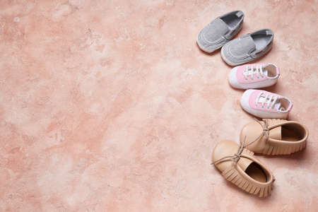 Baby shoes on color backgroundの写真素材