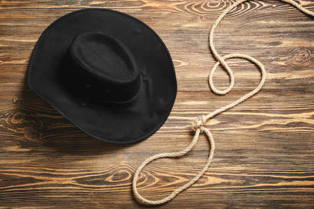 Cowboy hat and lasso on wooden backgroundの写真素材