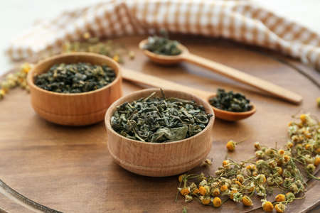 Bowls with dry tea leaves on tableの写真素材