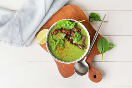 Bowl with tasty spinach soup on light backgroundの写真素材