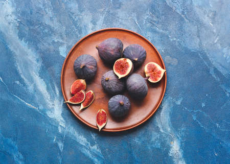 Tray with fresh figs on color backgroundの写真素材