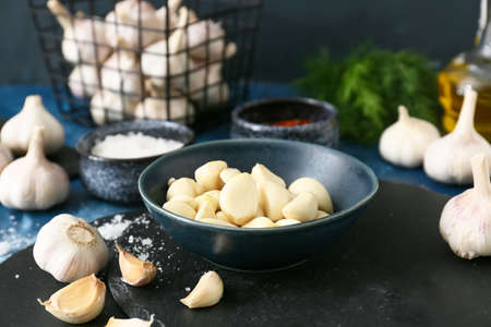 Bowl of fresh garlic on tableの写真素材