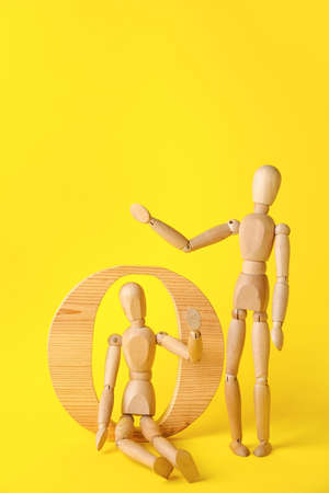 Wooden mannequins and number 0 on color backgroundの写真素材