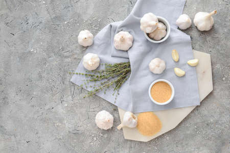 Bowl with aromatic powdered garlic on gray backgroundの写真素材