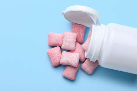 Box with chewing gums on color backgroundの写真素材