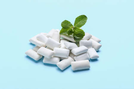 Mint chewing gums on color backgroundの写真素材