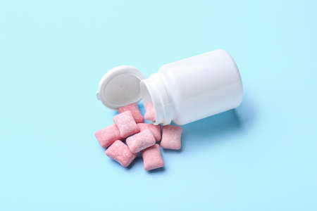 Box with chewing gums on color backgroundの写真素材