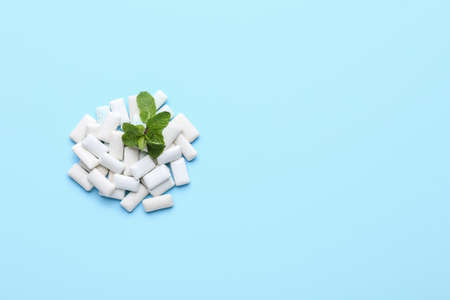 Mint chewing gums on color backgroundの写真素材