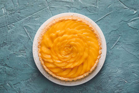 Plate with tasty mango pie on color backgroundの写真素材