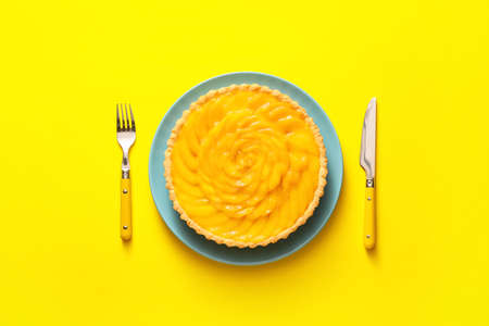 Plate with tasty mango pie on color backgroundの写真素材