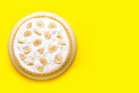 Plate with tasty banana pie on color backgroundの写真素材