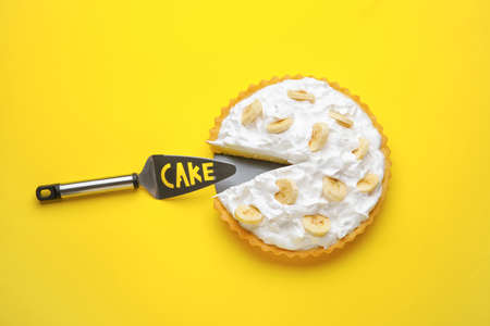 Tasty banana pie and spatula on color backgroundの写真素材