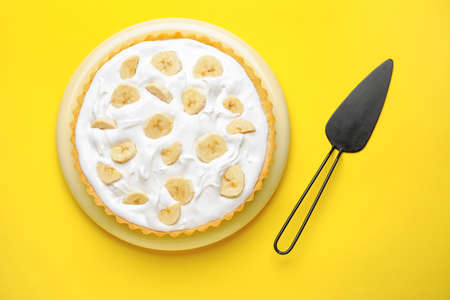 Plate with tasty banana pie on color backgroundの写真素材