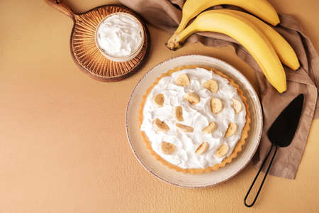 Plate with tasty banana pie on color backgroundの写真素材