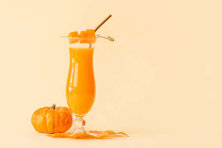 Glass of tasty pumpkin pie martini on light backgroundの写真素材