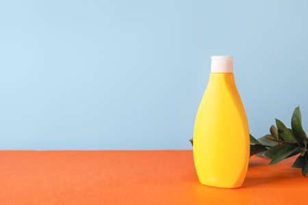 Bottle of shampoo on color backgroundの写真素材