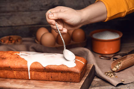 Woman preparing pumpkin pie on tableの写真素材