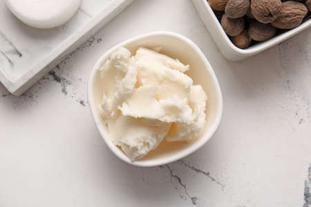 Bowl with shea butter on light backgroundの写真素材